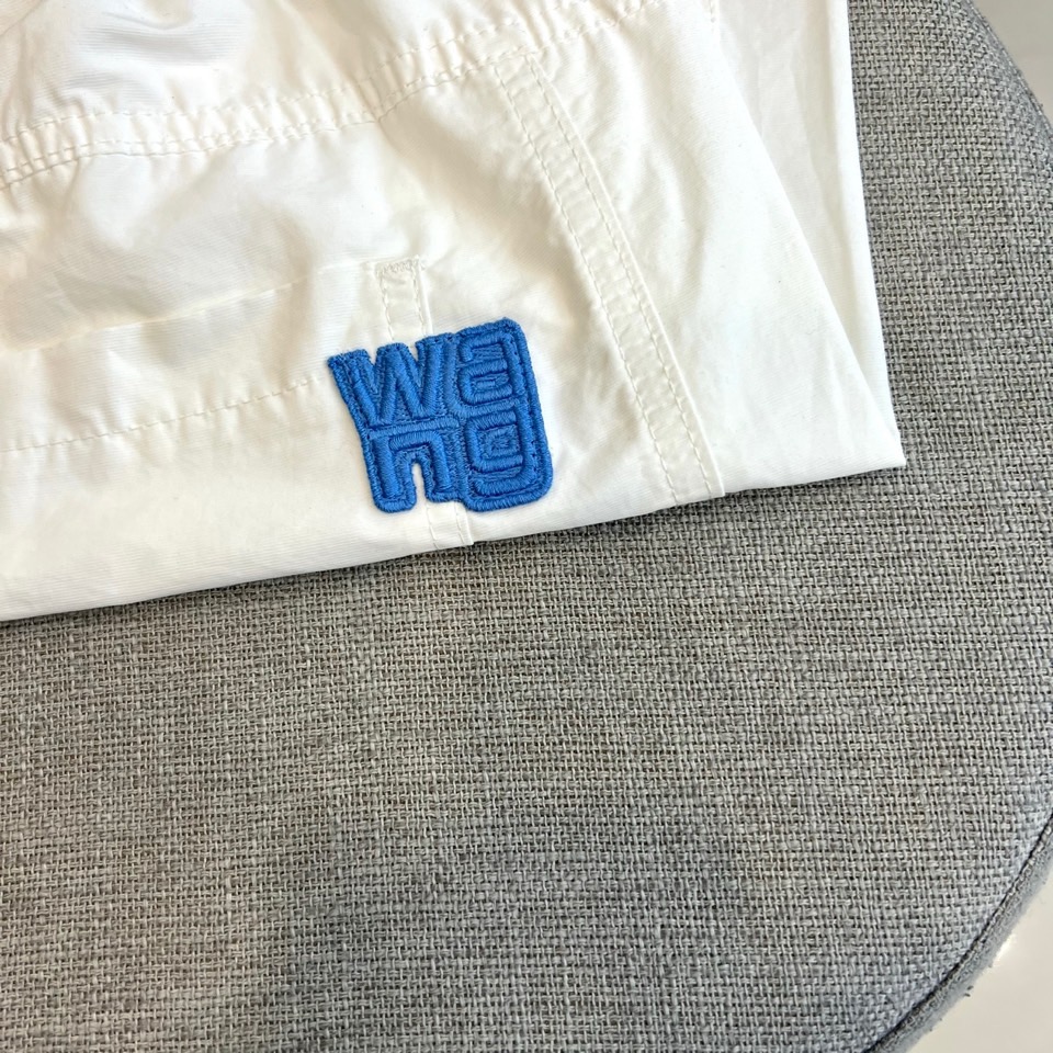 Alexander Wang亚历山大、2026春夏新品短裤，以清新为主调，后腰弹力松紧设计适配多元身形，