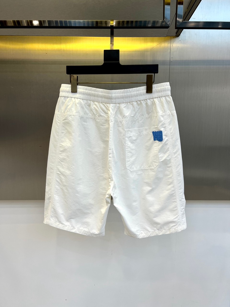 Alexander Wang亚历山大、2026春夏新品短裤，以清新为主调，后腰弹力松紧设计适配多元身形，