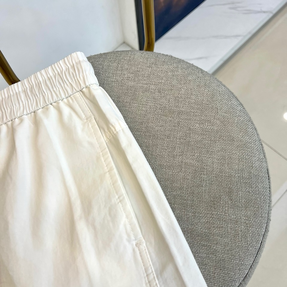 Alexander Wang亚历山大、2026春夏新品短裤，以清新为主调，后腰弹力松紧设计适配多元身形，