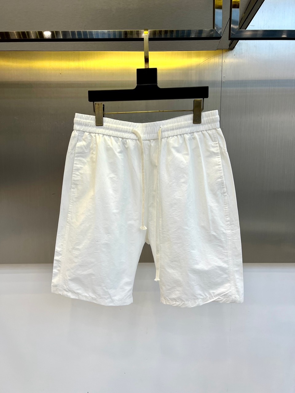 Alexander Wang亚历山大、2026春夏新品短裤，以清新为主调，后腰弹力松紧设计适配多元身形，