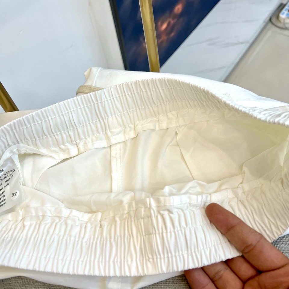 Alexander Wang亚历山大、2026春夏新品短裤，以清新为主调，后腰弹力松紧设计适配多元身形，