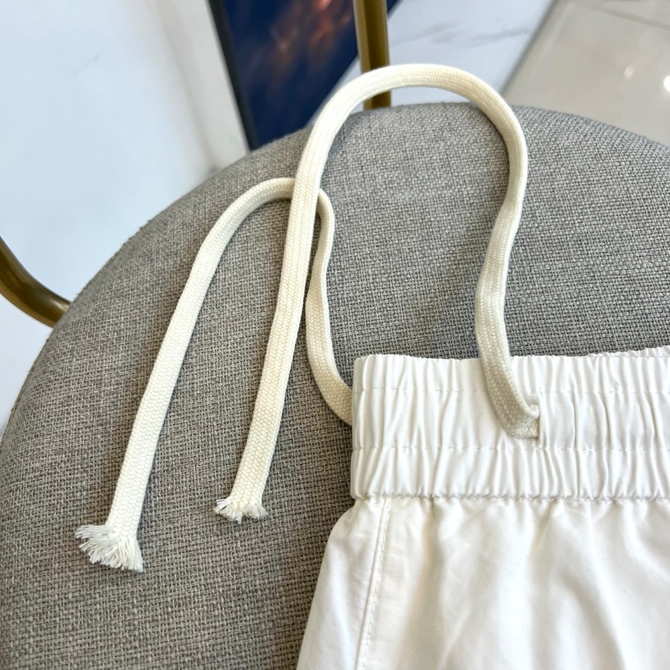 Alexander Wang亚历山大、2026春夏新品短裤，以清新为主调，后腰弹力松紧设计适配多元身形，