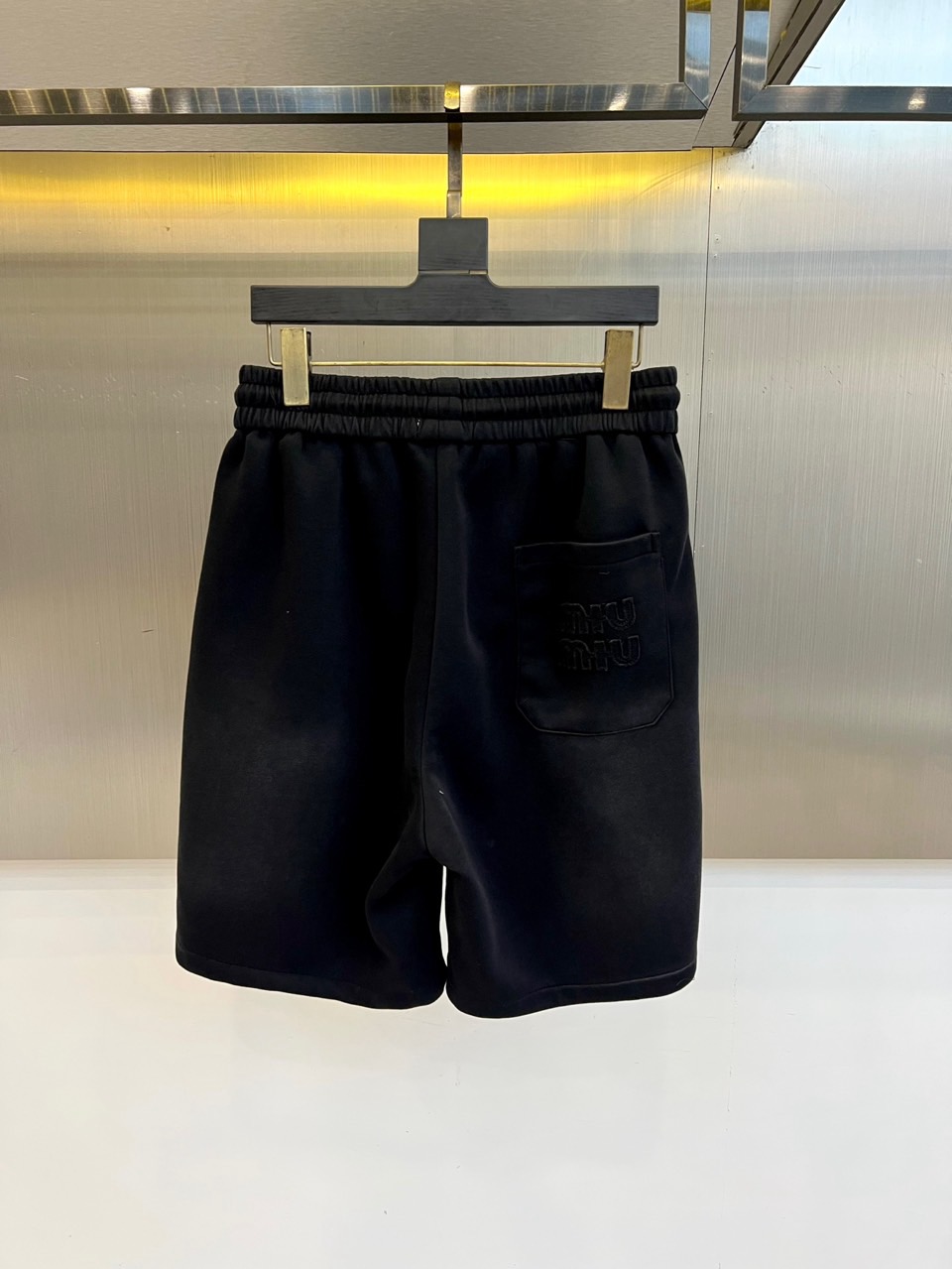 Miu Miu缪缪、2026春夏新品短裤重磅登场，以简约廓形融合潮流巧思，打造舒适与型格兼备的穿搭单品。