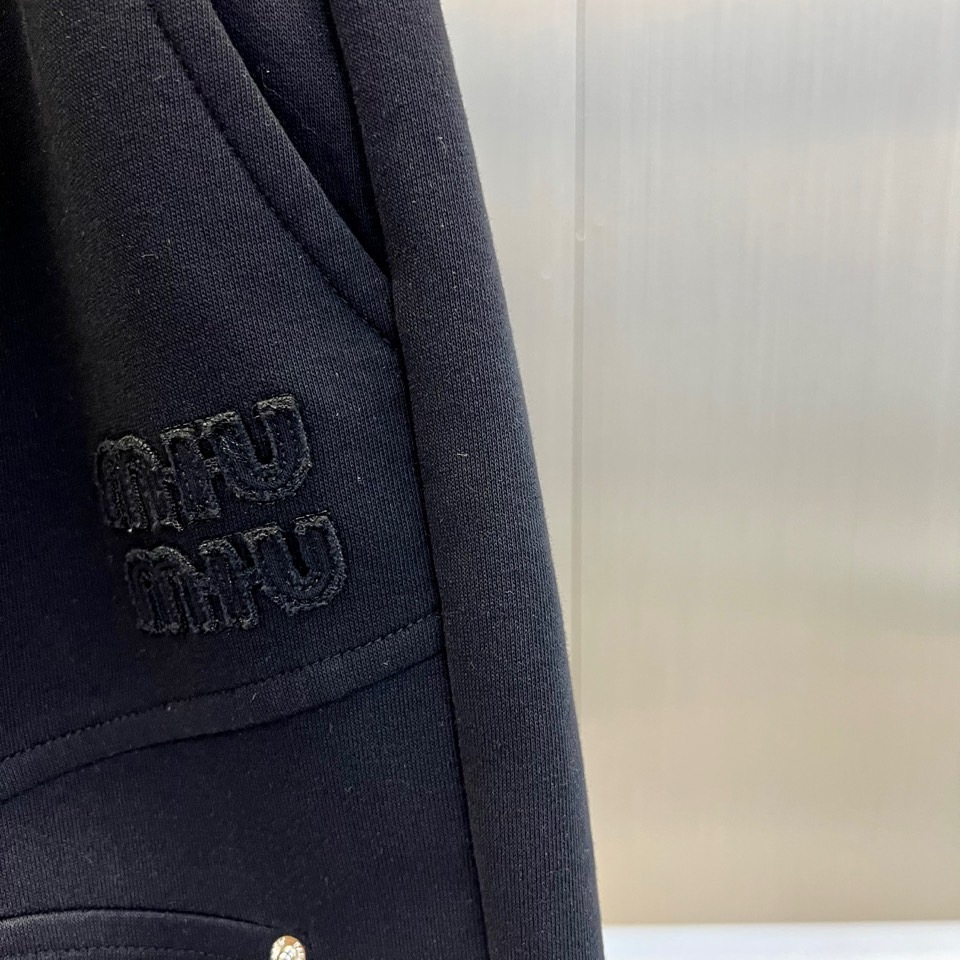 Miu Miu缪缪、2026春夏新品短裤重磅登场，以简约廓形融合潮流巧思，打造舒适与型格兼备的穿搭单品。