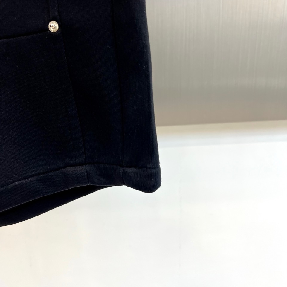 Miu Miu缪缪、2026春夏新品短裤重磅登场，以简约廓形融合潮流巧思，打造舒适与型格兼备的穿搭单品。