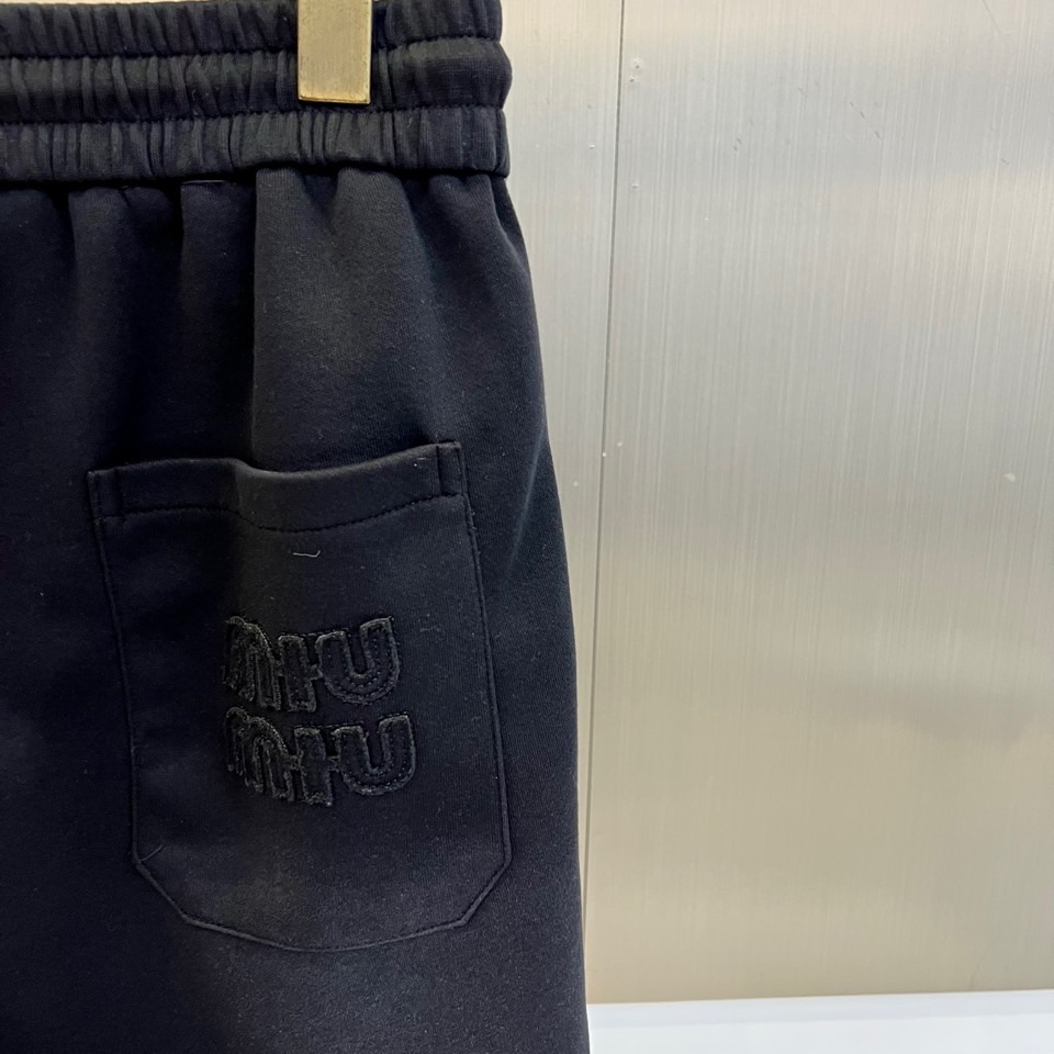 Miu Miu缪缪、2026春夏新品短裤重磅登场，以简约廓形融合潮流巧思，打造舒适与型格兼备的穿搭单品。