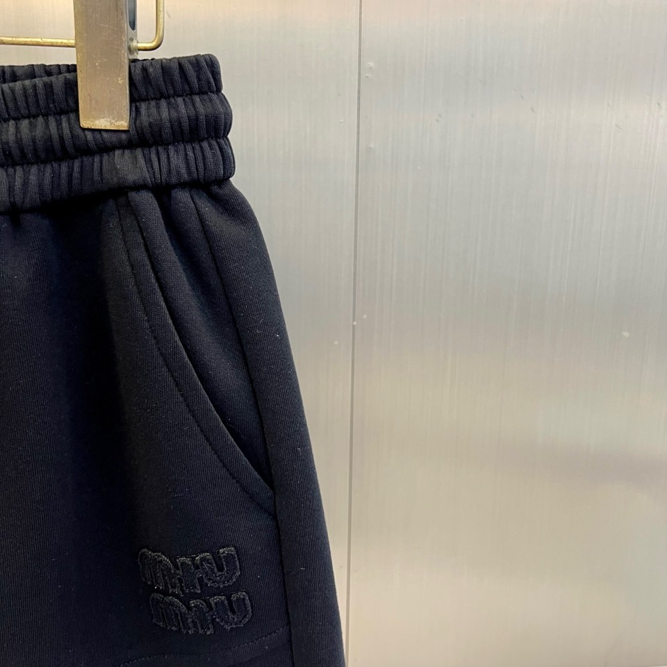 Miu Miu缪缪、2026春夏新品短裤重磅登场，以简约廓形融合潮流巧思，打造舒适与型格兼备的穿搭单品。