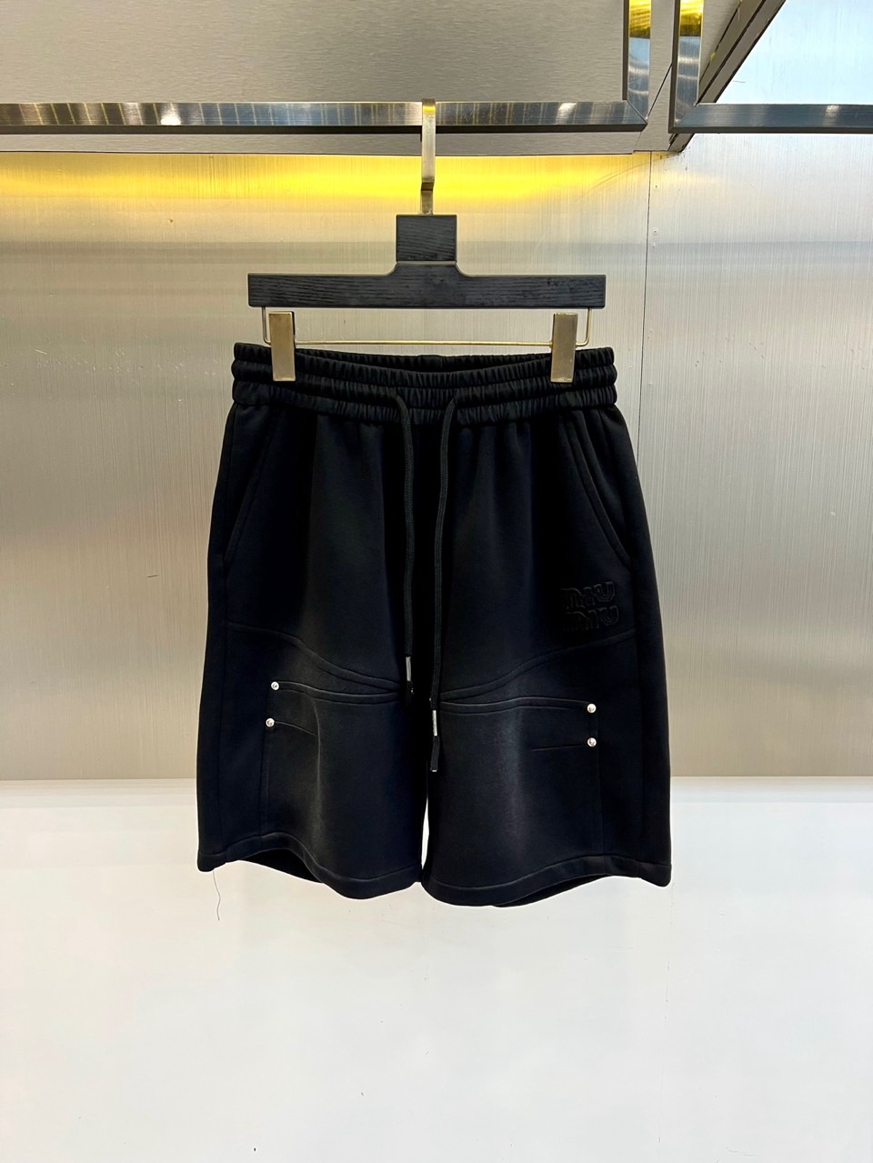 Miu Miu缪缪、2026春夏新品短裤重磅登场，以简约廓形融合潮流巧思，打造舒适与型格兼备的穿搭单品。