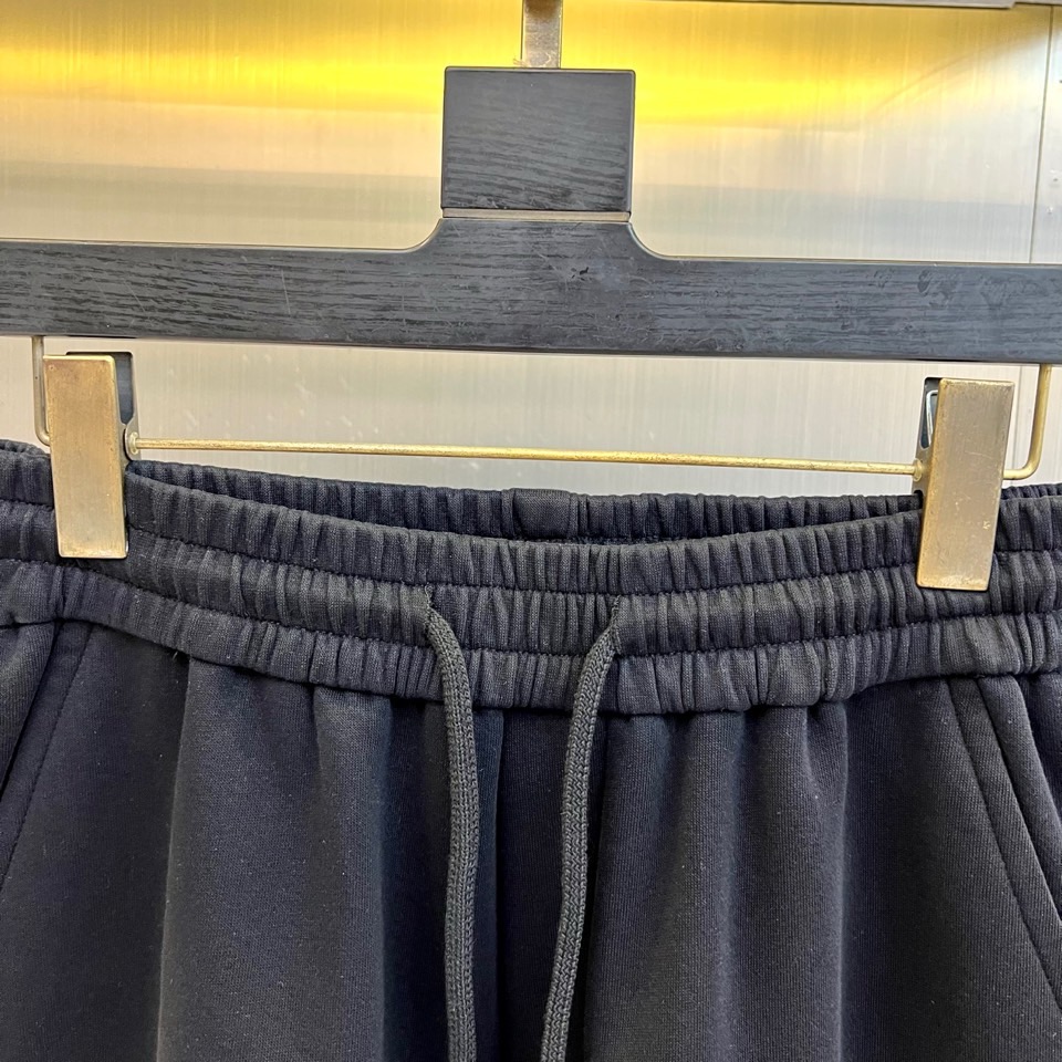 Miu Miu缪缪、2026春夏新品短裤重磅登场，以简约廓形融合潮流巧思，打造舒适与型格兼备的穿搭单品。