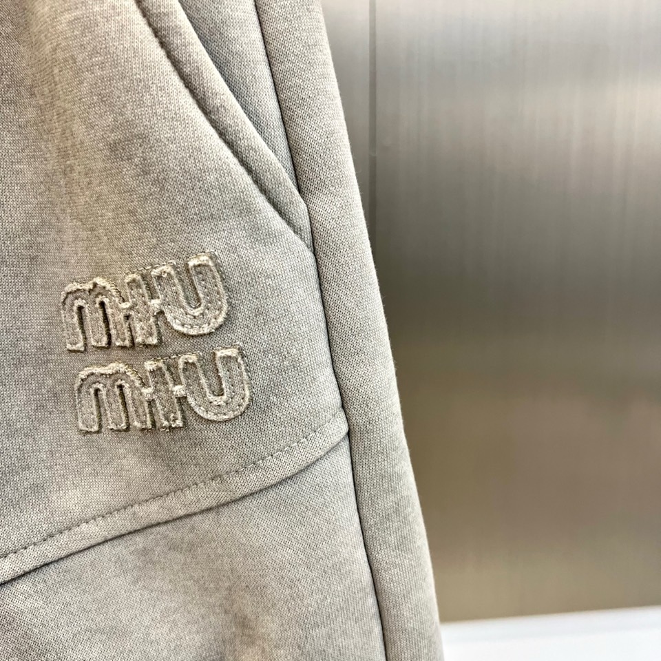 Miu Miu缪缪、2026春夏新品短裤重磅登场，以简约廓形融合潮流巧思，打造舒适与型格兼备的穿搭单品。