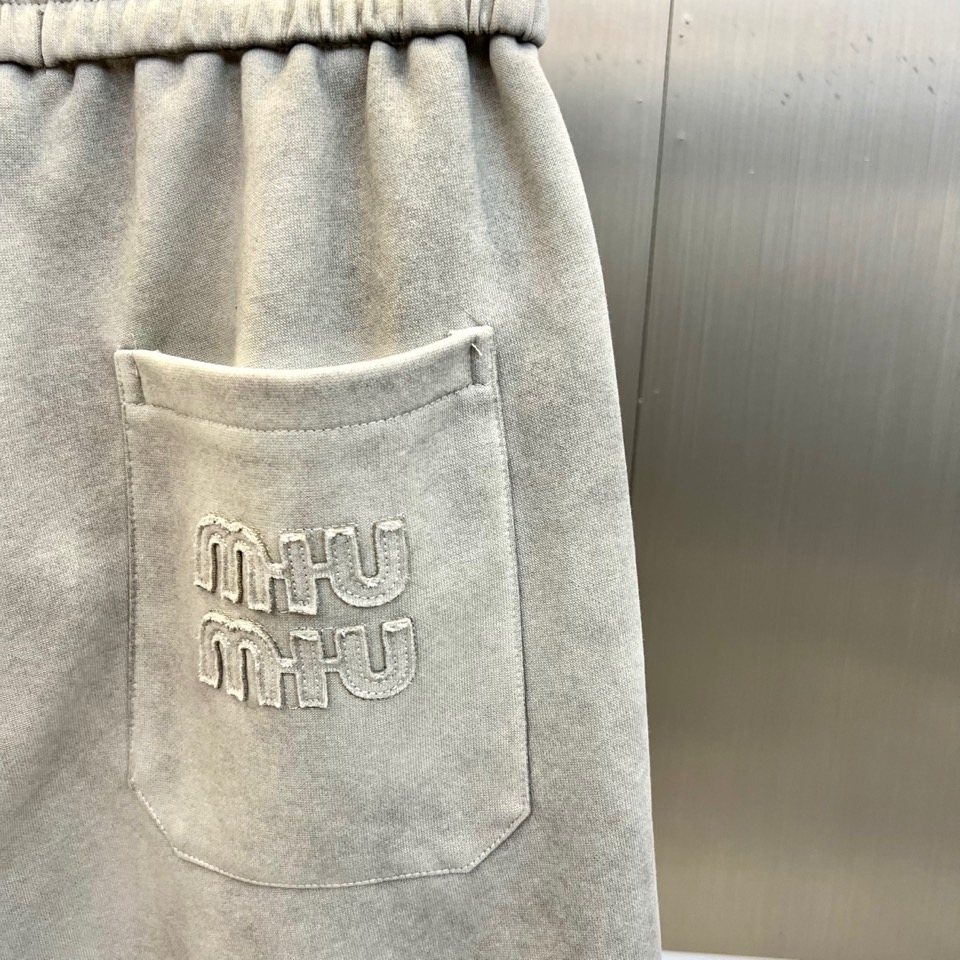 Miu Miu缪缪、2026春夏新品短裤重磅登场，以简约廓形融合潮流巧思，打造舒适与型格兼备的穿搭单品。