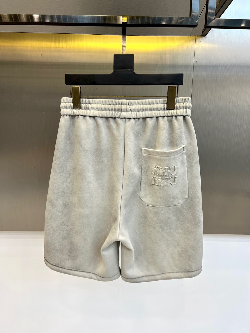 Miu Miu缪缪、2026春夏新品短裤重磅登场，以简约廓形融合潮流巧思，打造舒适与型格兼备的穿搭单品。