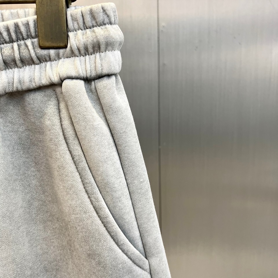 Miu Miu缪缪、2026春夏新品短裤重磅登场，以简约廓形融合潮流巧思，打造舒适与型格兼备的穿搭单品。