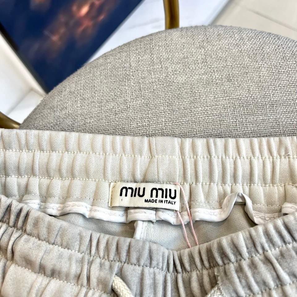 Miu Miu缪缪、2026春夏新品短裤重磅登场，以简约廓形融合潮流巧思，打造舒适与型格兼备的穿搭单品。