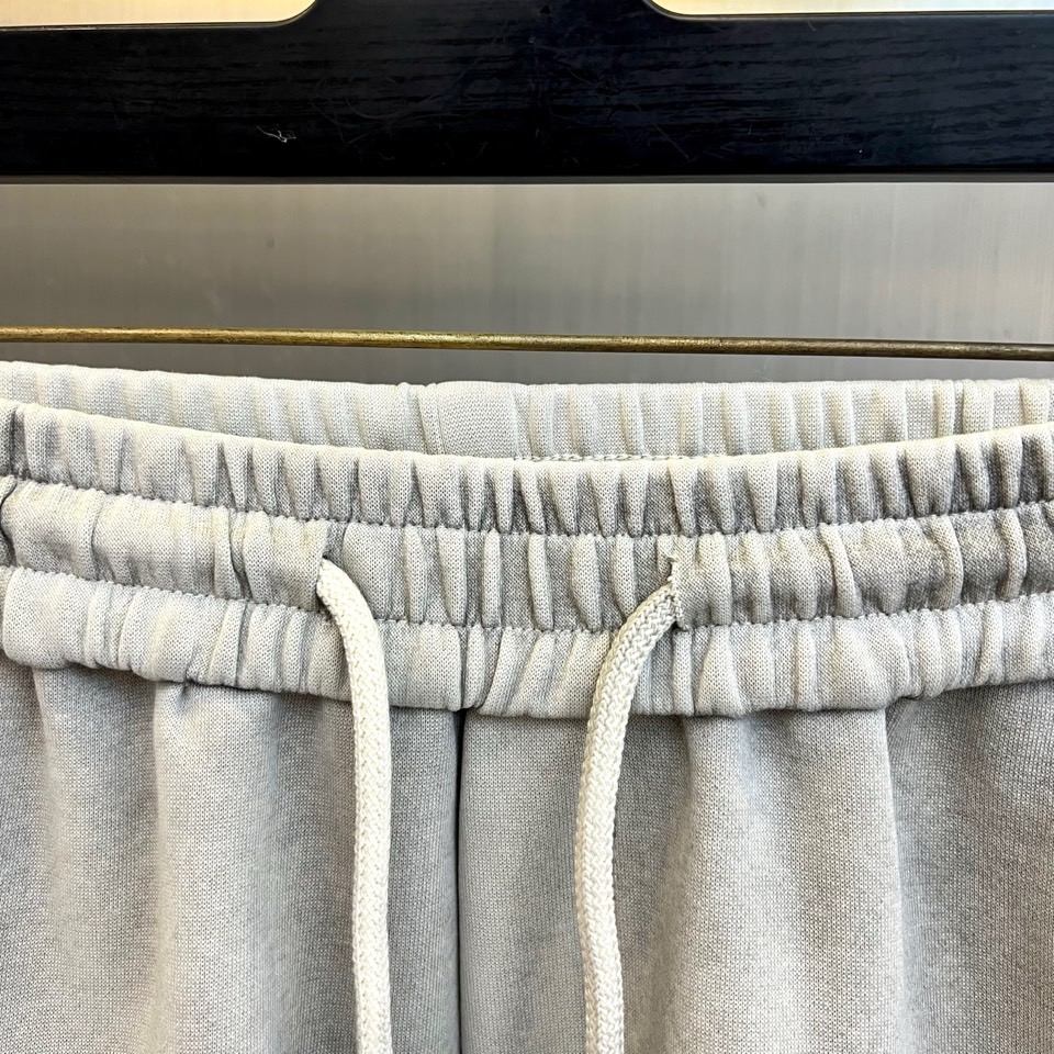 Miu Miu缪缪、2026春夏新品短裤重磅登场，以简约廓形融合潮流巧思，打造舒适与型格兼备的穿搭单品。