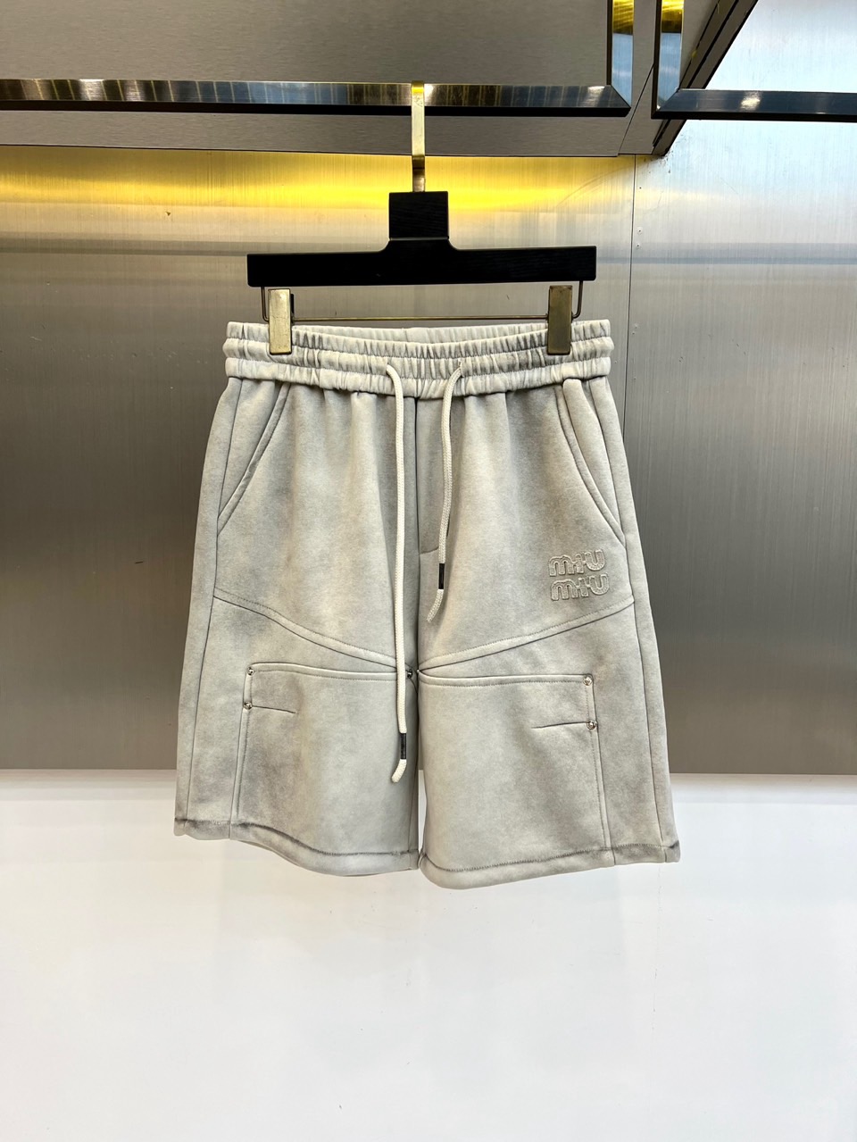 Miu Miu缪缪、2026春夏新品短裤重磅登场，以简约廓形融合潮流巧思，打造舒适与型格兼备的穿搭单品。