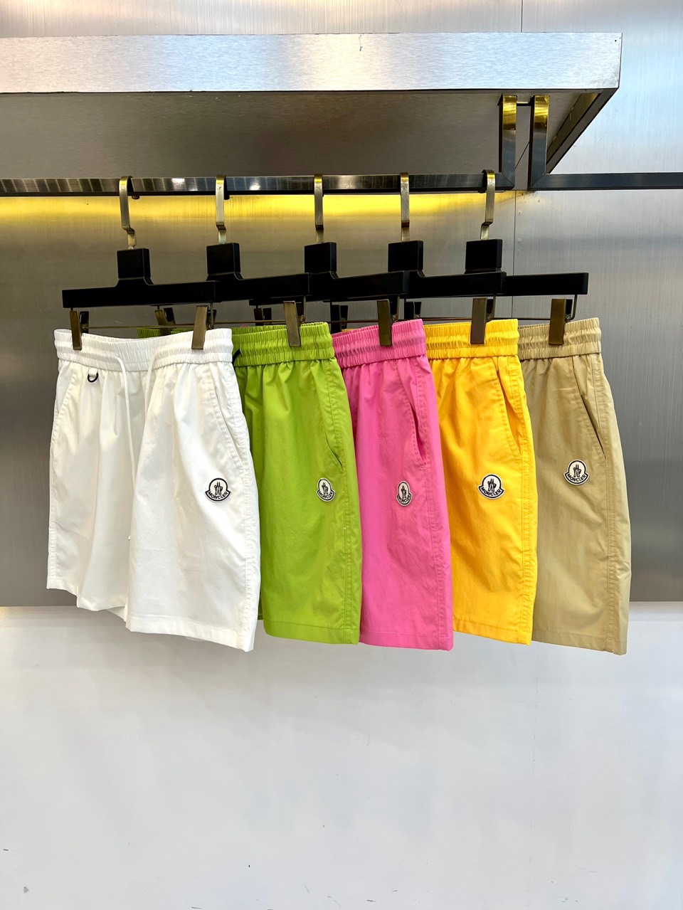 Mon蒙口、2026春夏新品短裤，以简约设计融合潮流基因，打造兼具舒适与时尚的穿搭单品。松紧腰头搭配抽绳