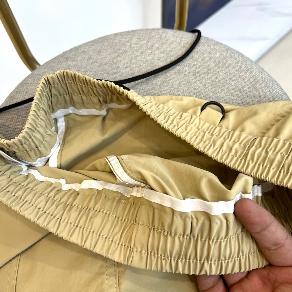 Mon蒙口、2026春夏新品短裤，以简约设计融合潮流基因，打造兼具舒适与时尚的穿搭单品。松紧腰头搭配抽绳