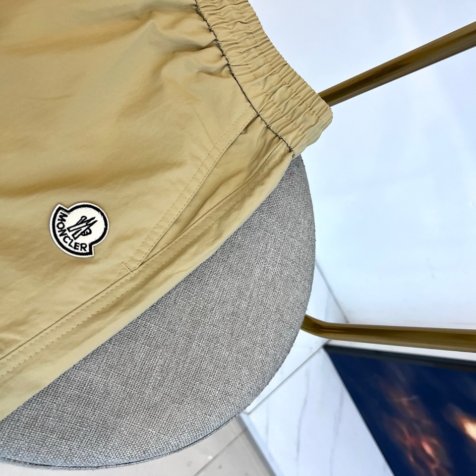 Mon蒙口、2026春夏新品短裤，以简约设计融合潮流基因，打造兼具舒适与时尚的穿搭单品。松紧腰头搭配抽绳