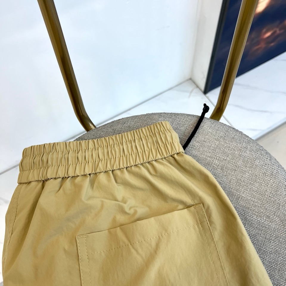 Mon蒙口、2026春夏新品短裤，以简约设计融合潮流基因，打造兼具舒适与时尚的穿搭单品。松紧腰头搭配抽绳