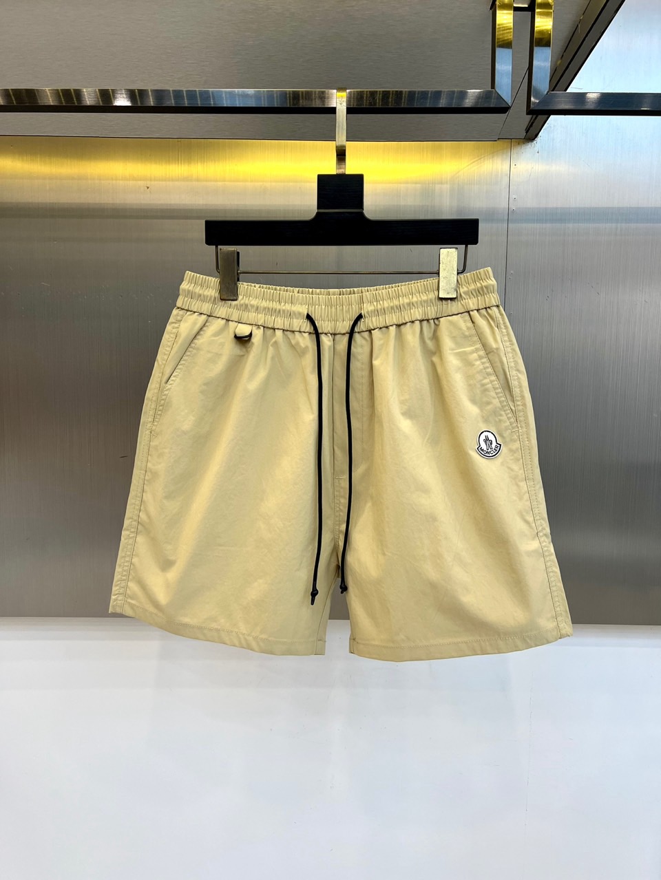 Mon蒙口、2026春夏新品短裤，以简约设计融合潮流基因，打造兼具舒适与时尚的穿搭单品。松紧腰头搭配抽绳