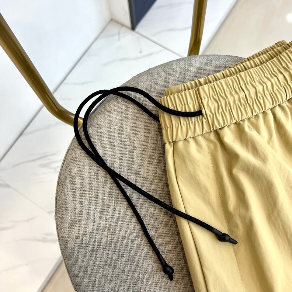 Mon蒙口、2026春夏新品短裤，以简约设计融合潮流基因，打造兼具舒适与时尚的穿搭单品。松紧腰头搭配抽绳