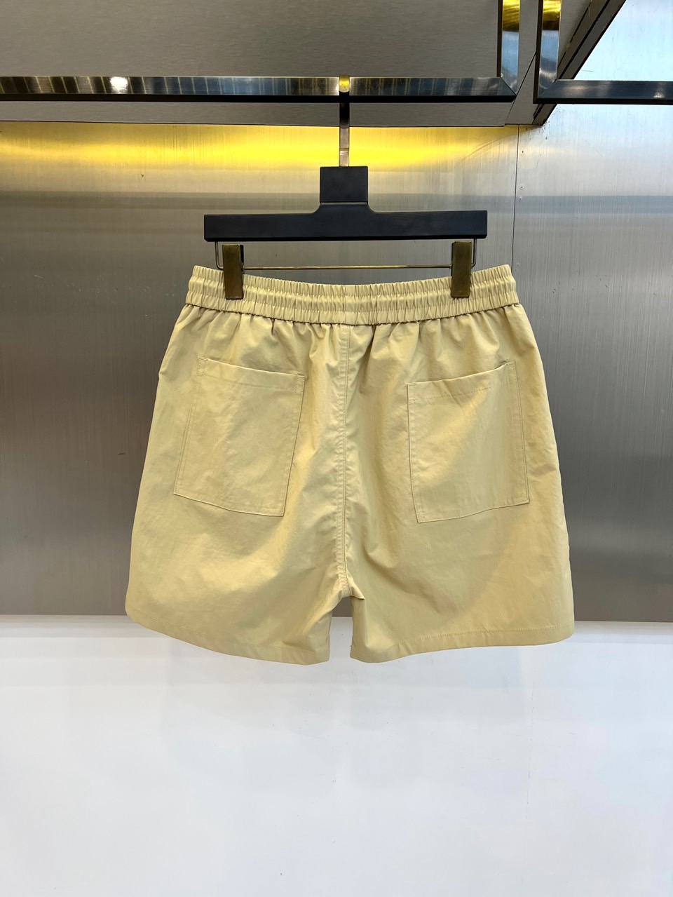 Mon蒙口、2026春夏新品短裤，以简约设计融合潮流基因，打造兼具舒适与时尚的穿搭单品。松紧腰头搭配抽绳