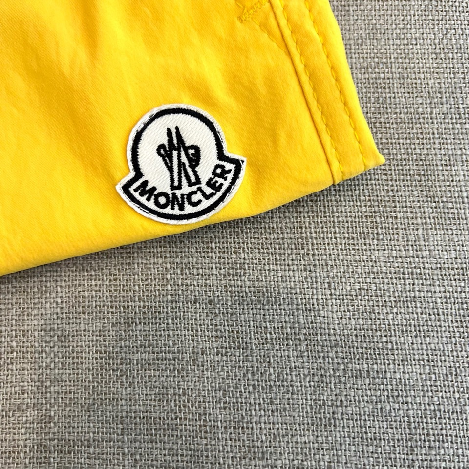 Mon蒙口、2026春夏新品短裤，以简约设计融合潮流基因，打造兼具舒适与时尚的穿搭单品。松紧腰头搭配抽绳