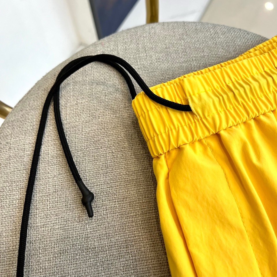 Mon蒙口、2026春夏新品短裤，以简约设计融合潮流基因，打造兼具舒适与时尚的穿搭单品。松紧腰头搭配抽绳