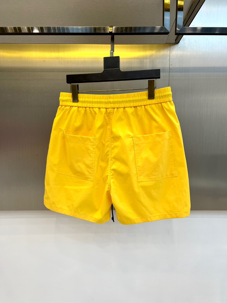 Mon蒙口、2026春夏新品短裤，以简约设计融合潮流基因，打造兼具舒适与时尚的穿搭单品。松紧腰头搭配抽绳
