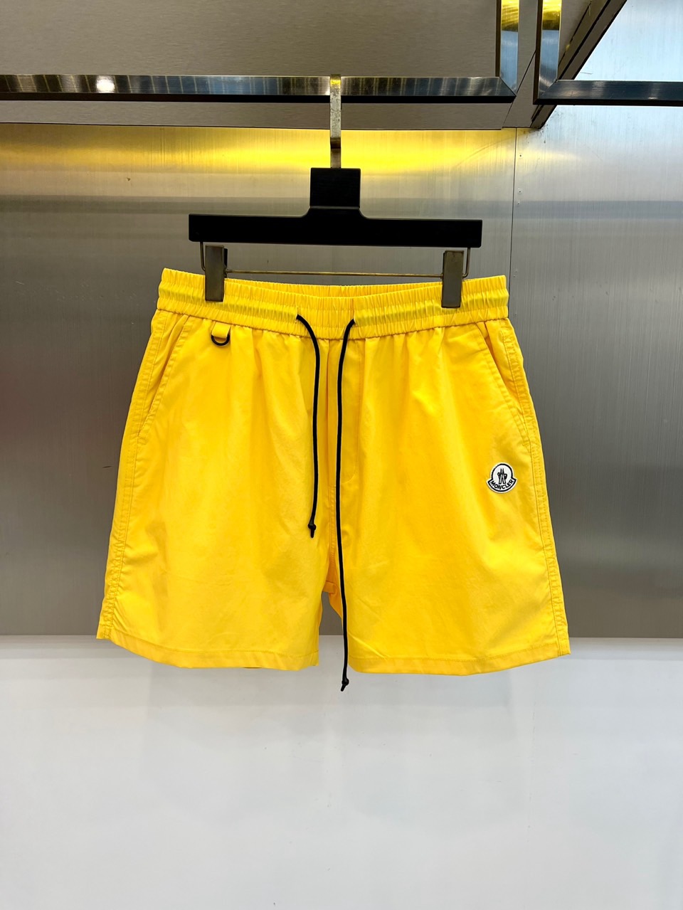 Mon蒙口、2026春夏新品短裤，以简约设计融合潮流基因，打造兼具舒适与时尚的穿搭单品。松紧腰头搭配抽绳