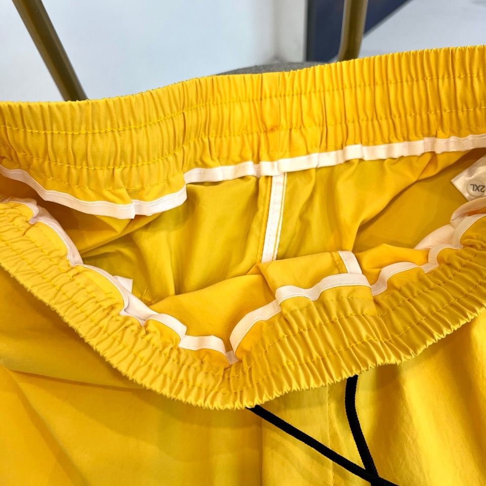 Mon蒙口、2026春夏新品短裤，以简约设计融合潮流基因，打造兼具舒适与时尚的穿搭单品。松紧腰头搭配抽绳