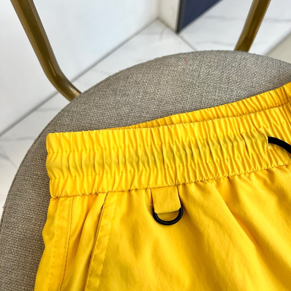 Mon蒙口、2026春夏新品短裤，以简约设计融合潮流基因，打造兼具舒适与时尚的穿搭单品。松紧腰头搭配抽绳