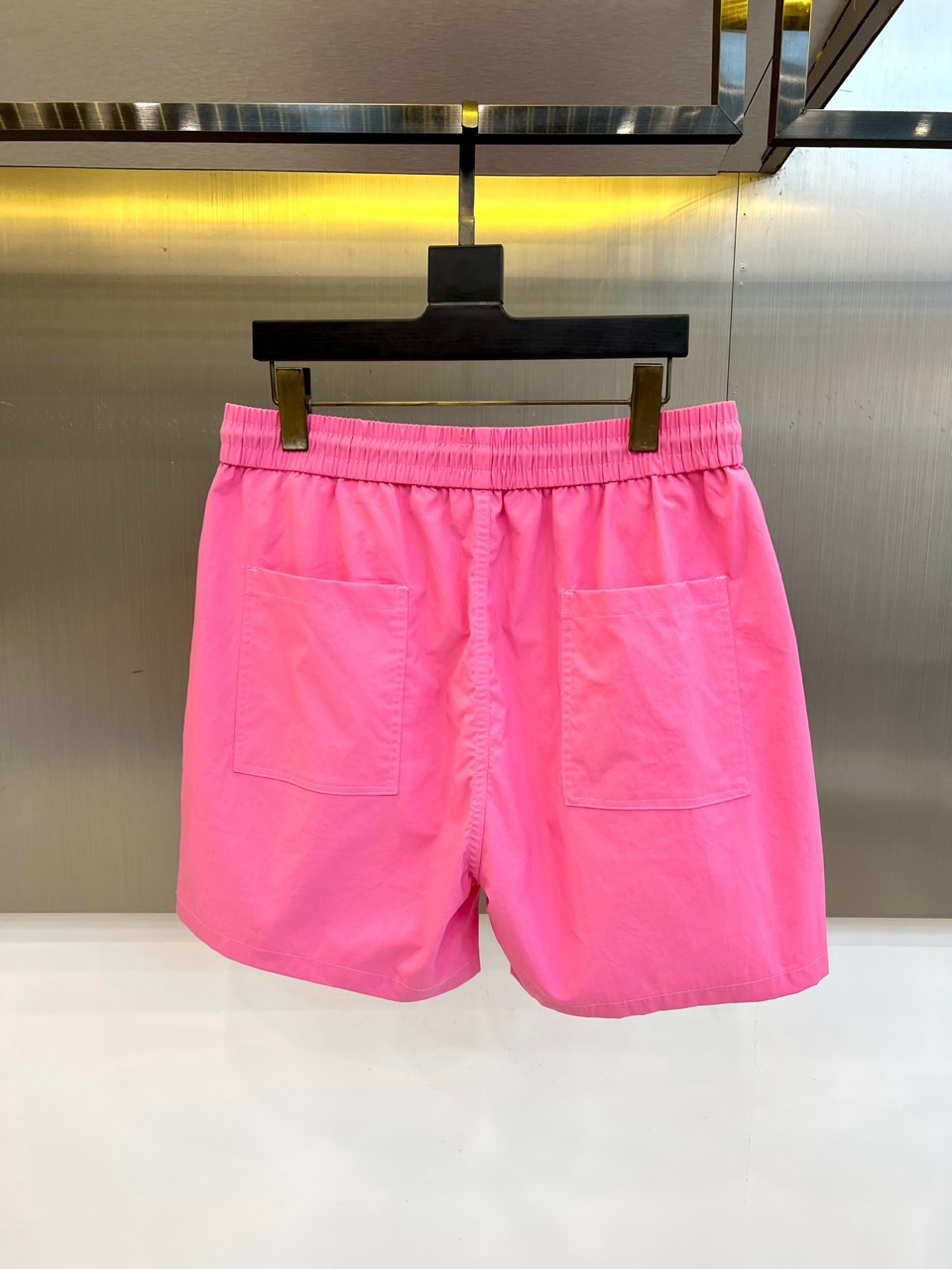 Mon蒙口、2026春夏新品短裤，以简约设计融合潮流基因，打造兼具舒适与时尚的穿搭单品。松紧腰头搭配抽绳