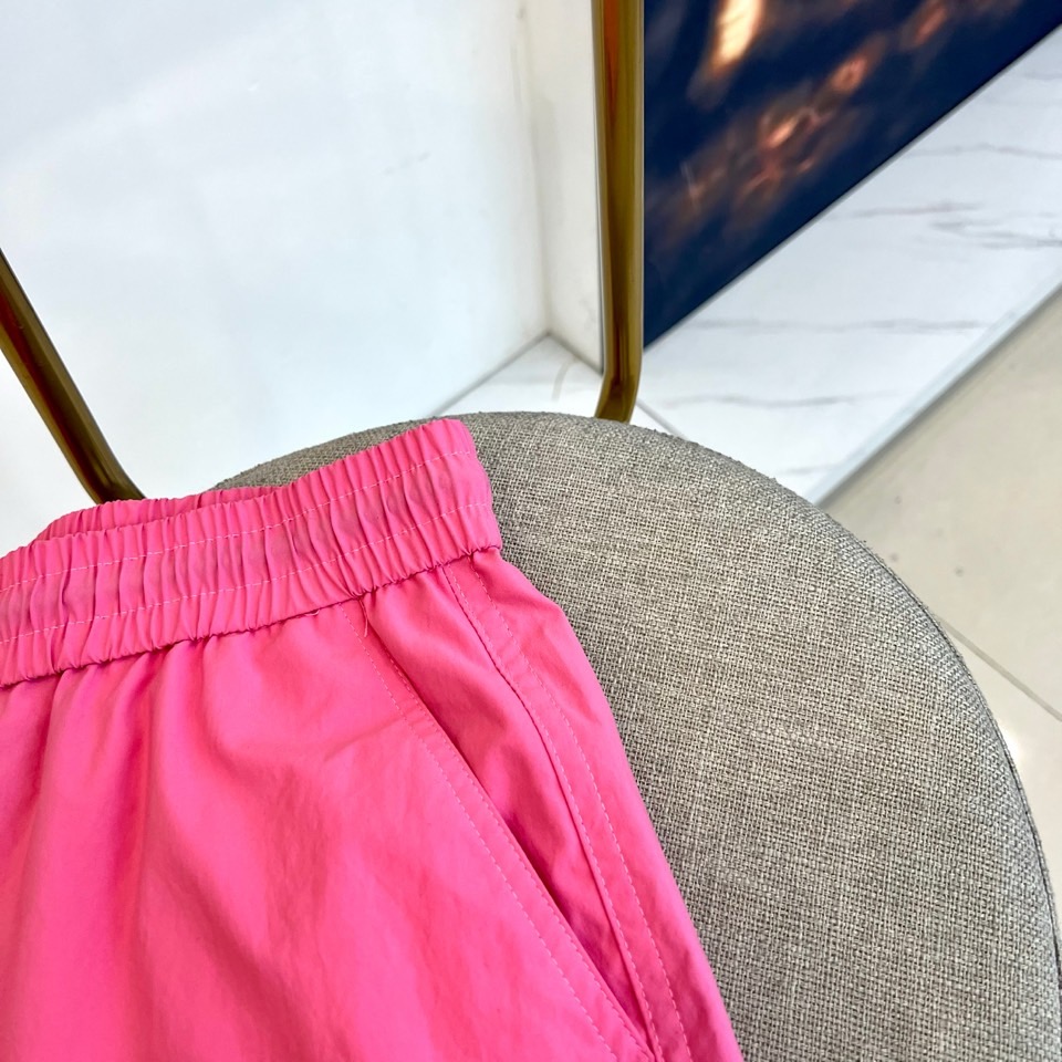 Mon蒙口、2026春夏新品短裤，以简约设计融合潮流基因，打造兼具舒适与时尚的穿搭单品。松紧腰头搭配抽绳