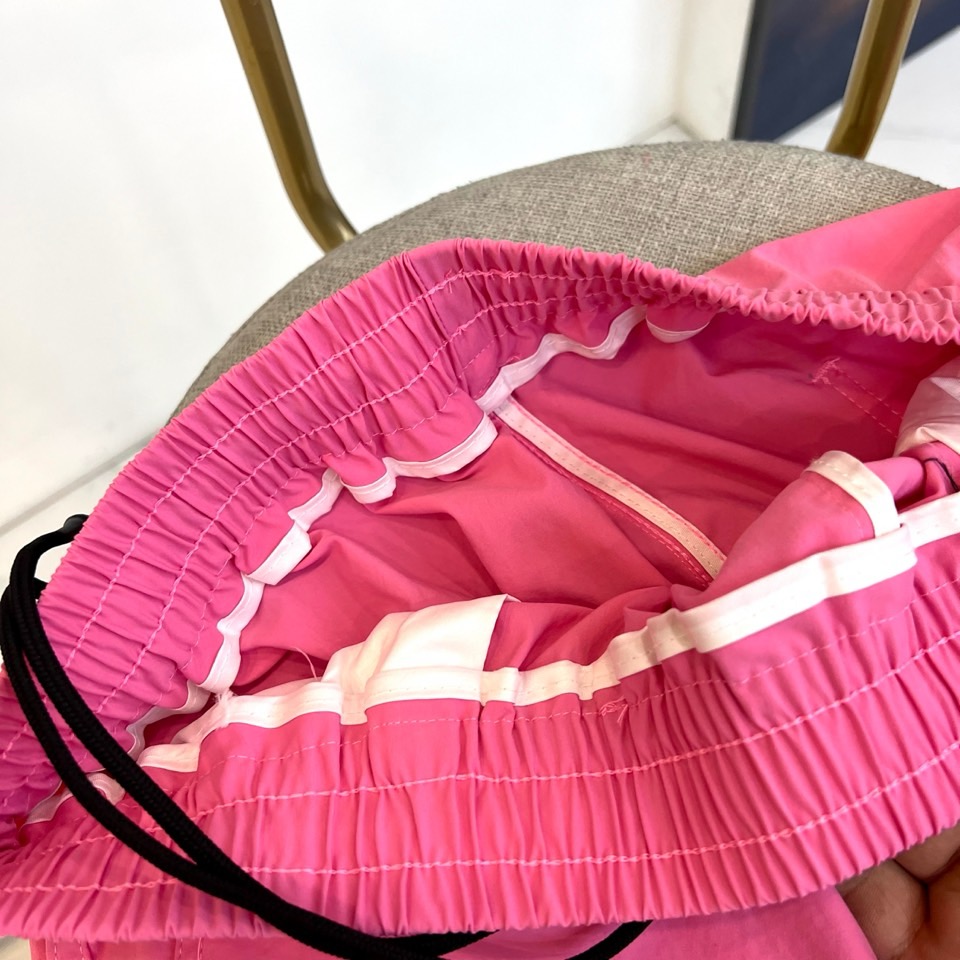 Mon蒙口、2026春夏新品短裤，以简约设计融合潮流基因，打造兼具舒适与时尚的穿搭单品。松紧腰头搭配抽绳