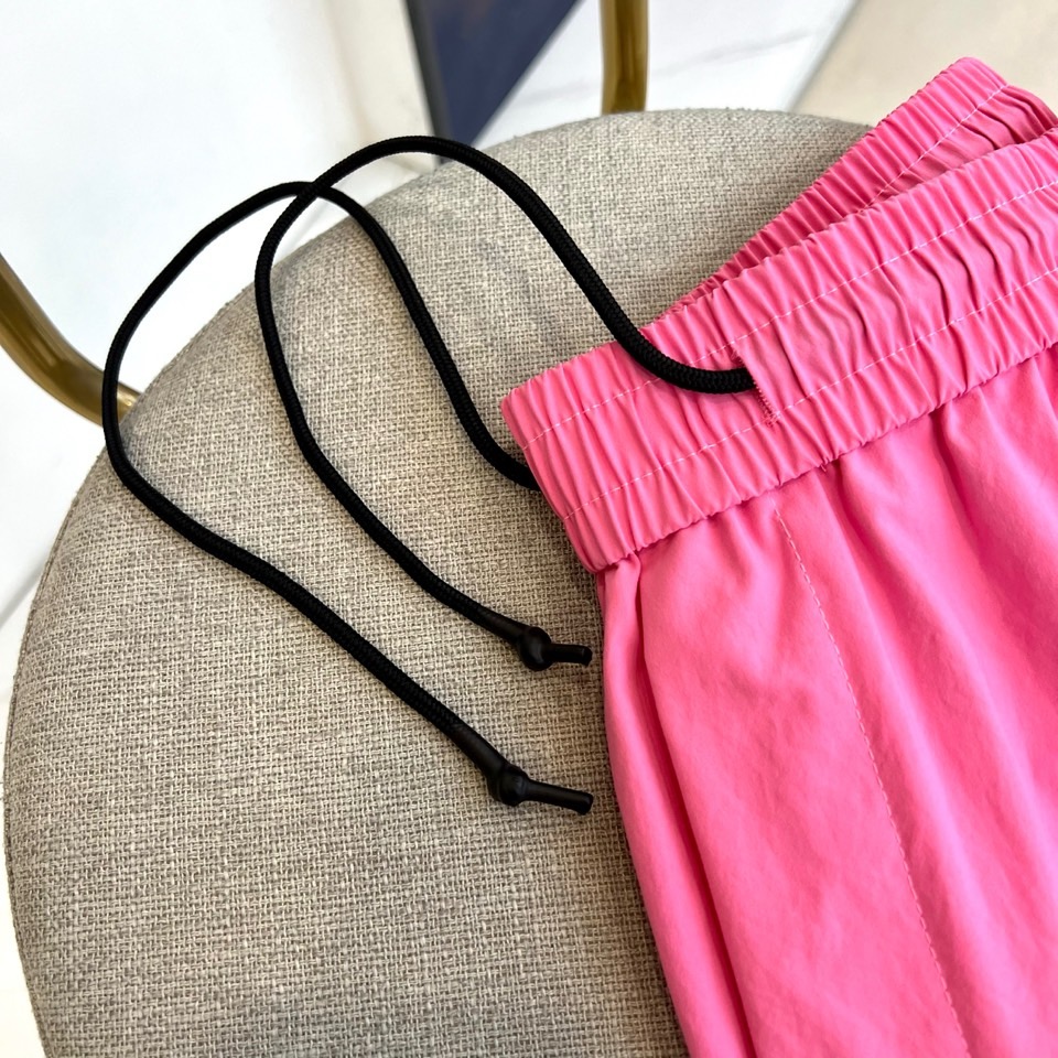 Mon蒙口、2026春夏新品短裤，以简约设计融合潮流基因，打造兼具舒适与时尚的穿搭单品。松紧腰头搭配抽绳