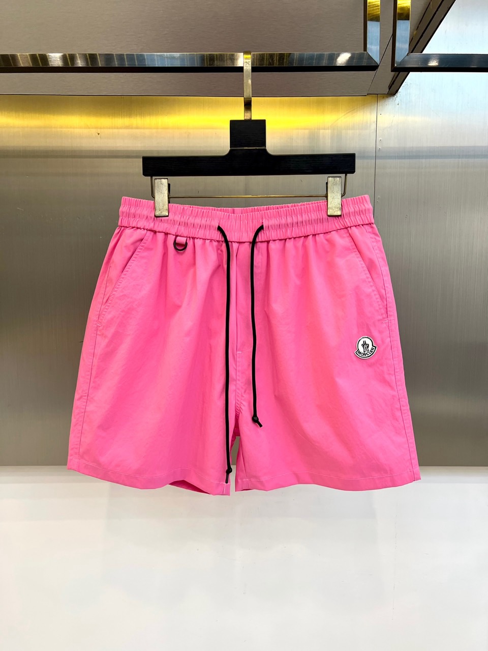 Mon蒙口、2026春夏新品短裤，以简约设计融合潮流基因，打造兼具舒适与时尚的穿搭单品。松紧腰头搭配抽绳