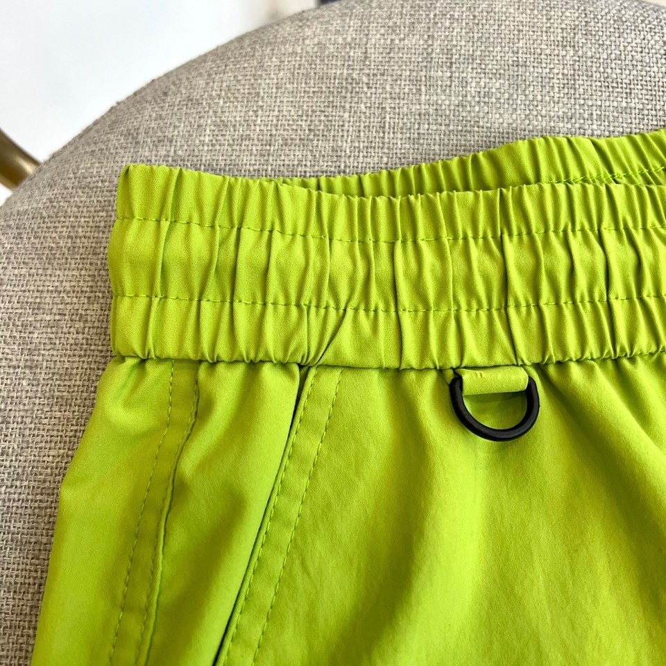 Mon蒙口、2026春夏新品短裤，以简约设计融合潮流基因，打造兼具舒适与时尚的穿搭单品。松紧腰头搭配抽绳