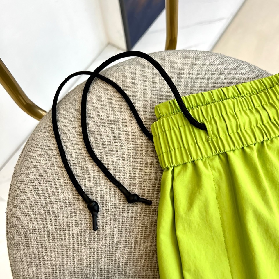 Mon蒙口、2026春夏新品短裤，以简约设计融合潮流基因，打造兼具舒适与时尚的穿搭单品。松紧腰头搭配抽绳