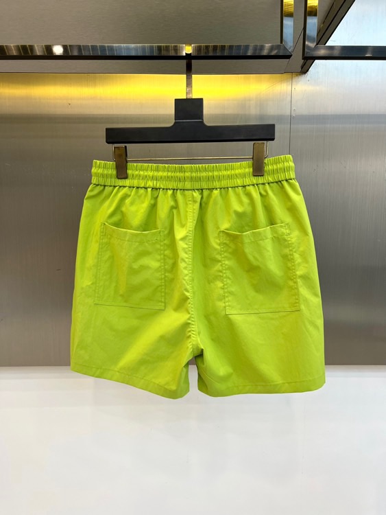 Mon蒙口、2026春夏新品短裤，以简约设计融合潮流基因，打造兼具舒适与时尚的穿搭单品。松紧腰头搭配抽绳