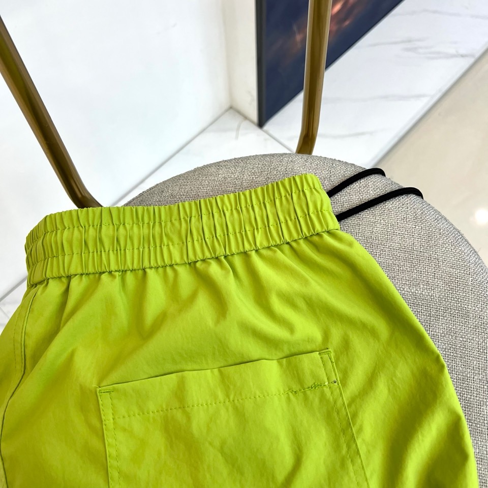 Mon蒙口、2026春夏新品短裤，以简约设计融合潮流基因，打造兼具舒适与时尚的穿搭单品。松紧腰头搭配抽绳