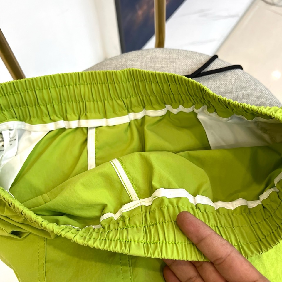 Mon蒙口、2026春夏新品短裤，以简约设计融合潮流基因，打造兼具舒适与时尚的穿搭单品。松紧腰头搭配抽绳