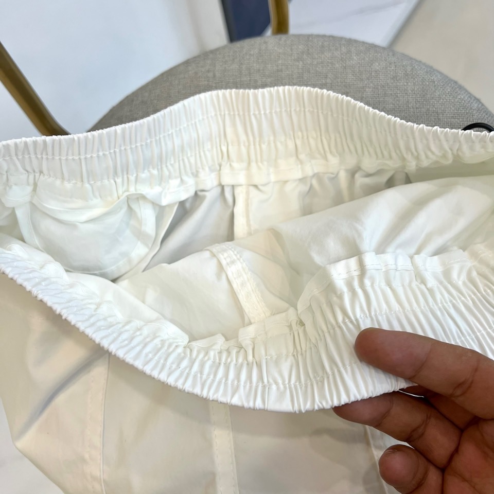 Mon蒙口、2026春夏新品短裤，以简约设计融合潮流基因，打造兼具舒适与时尚的穿搭单品。松紧腰头搭配抽绳