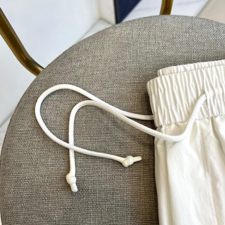 Mon蒙口、2026春夏新品短裤，以简约设计融合潮流基因，打造兼具舒适与时尚的穿搭单品。松紧腰头搭配抽绳