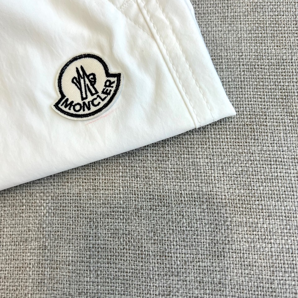 Mon蒙口、2026春夏新品短裤，以简约设计融合潮流基因，打造兼具舒适与时尚的穿搭单品。松紧腰头搭配抽绳