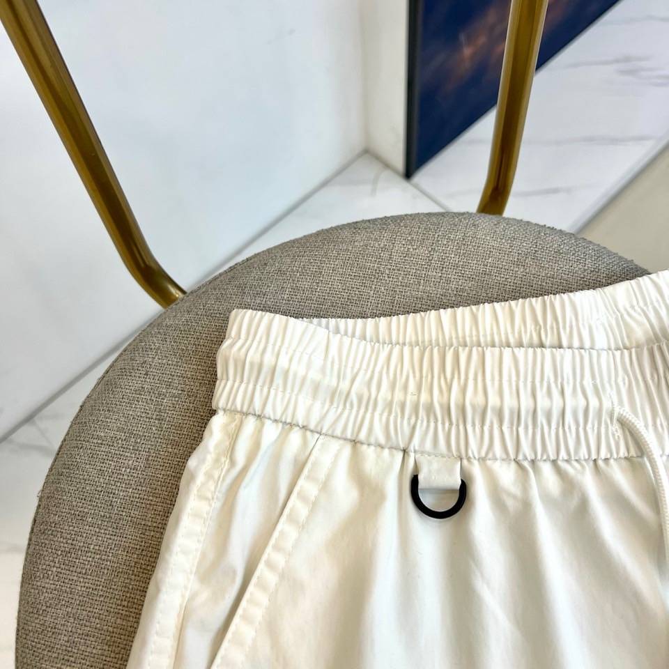 Mon蒙口、2026春夏新品短裤，以简约设计融合潮流基因，打造兼具舒适与时尚的穿搭单品。松紧腰头搭配抽绳