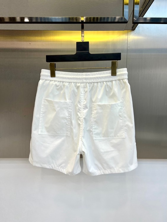 Mon蒙口、2026春夏新品短裤，以简约设计融合潮流基因，打造兼具舒适与时尚的穿搭单品。松紧腰头搭配抽绳