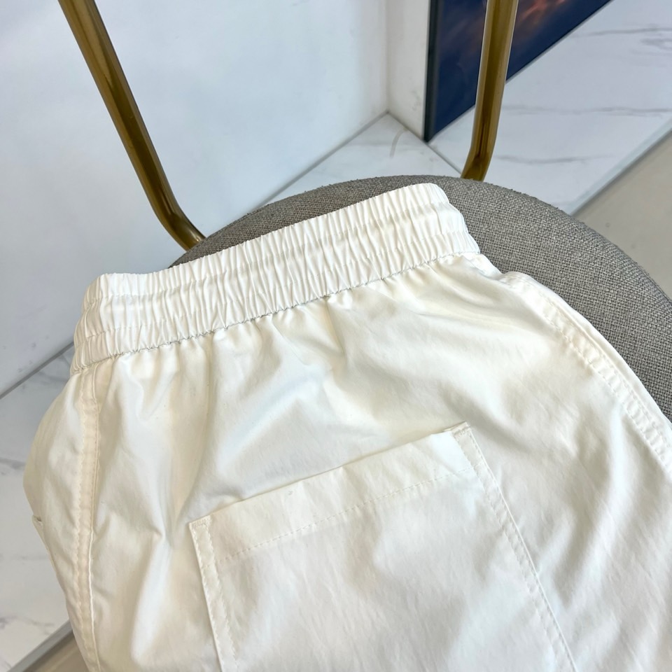 Mon蒙口、2026春夏新品短裤，以简约设计融合潮流基因，打造兼具舒适与时尚的穿搭单品。松紧腰头搭配抽绳