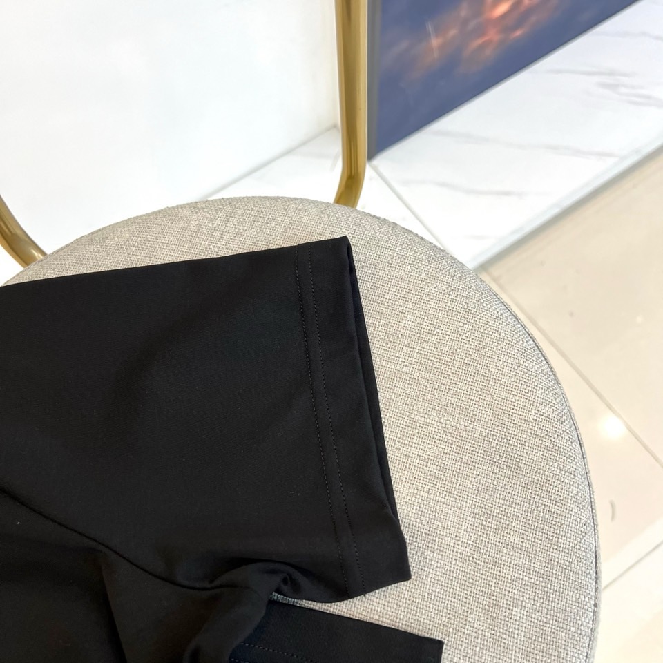 Mon蒙口、2026春夏新品短袖T恤重磅登场，以纯色为基底，胸前经典字母标识融入艺术化圆环设计，搭配撞色